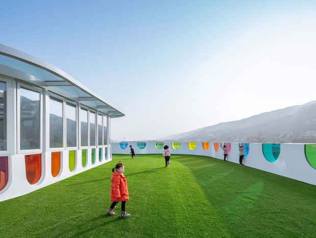 Jardim de infância 'caleidoscópio' na China tem quase 500 peças de vidro colorido (Foto: Divulgação)