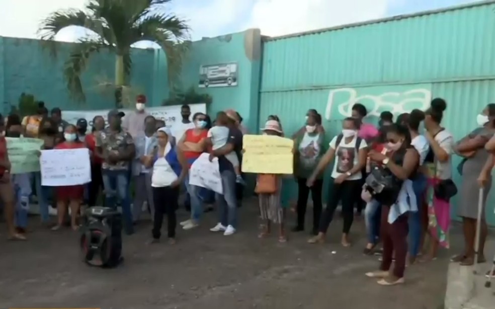 Moradores da zona rural protestam em frente a sede de empresa de ônibus em Feira de Santana — Foto: Reprodução/TV Subaé