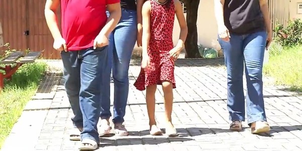 Flaviana com três de seus cinco filhos — Foto: Inter TV Cabugi/Reprodução