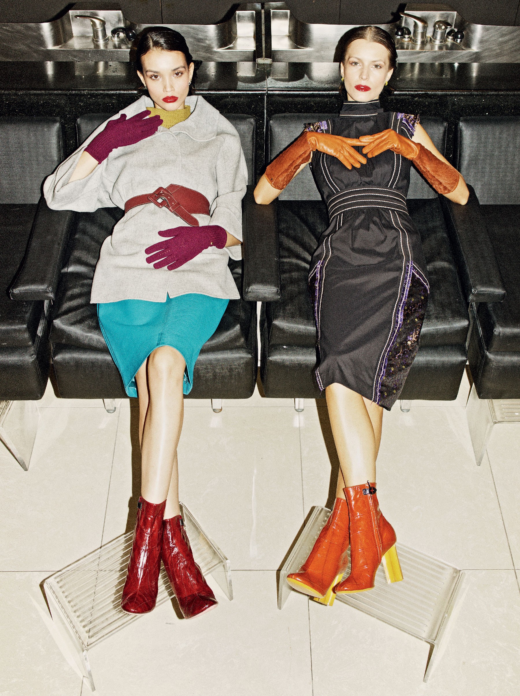 Da esquerda para a direita, luvas de tricô Louis Vuitton (R$ 900) usadas com casaco Max Mara, tricô Juliana Gevaerd, saia Miu Miu e cinto Cris Barros; e luvas de couro Max Mara (R$ 1.180) combinadas com vestido Prada. Os brincos são Dior; e as botas, Louis Vuitton. Styling: Karine Vilas Boas (Foto: Eudes de Santana/Vogue Brasil)