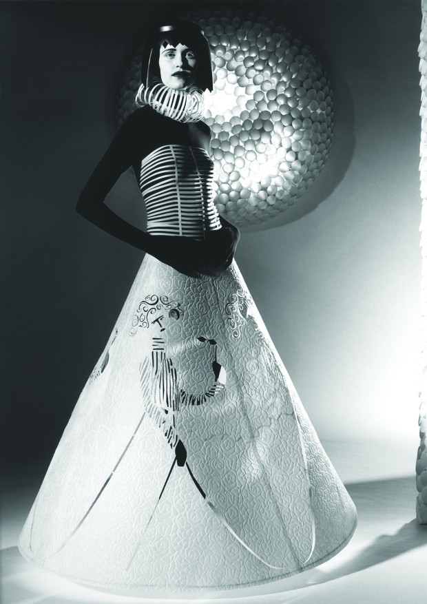 Modelo do desfile “A Costura do Invisível” de Jum Nakao, SPFW, 2004 (Foto: Acervo Jum Nakao / Divulgação)