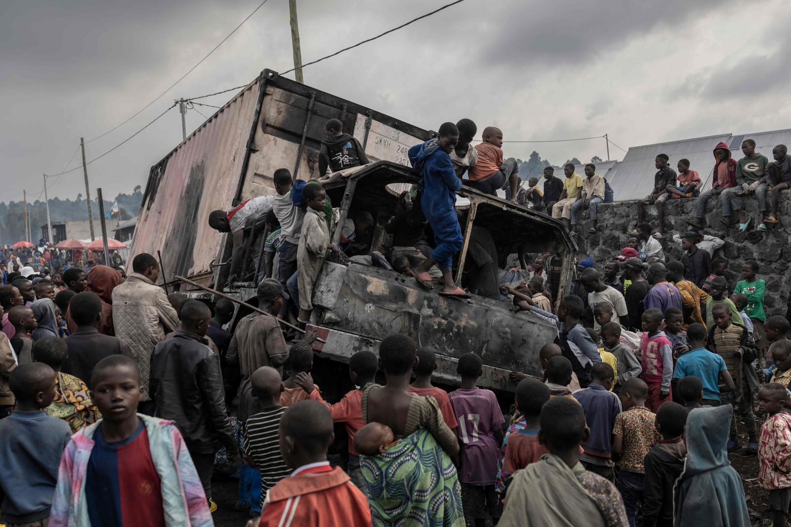 Moradores saqueiam veículo da Missão das Nações Unidas, em Kanyaruchinya, território de Nyiragongo, República Democrática do Congo — Foto: GUERCHOM NDEBO/AFP