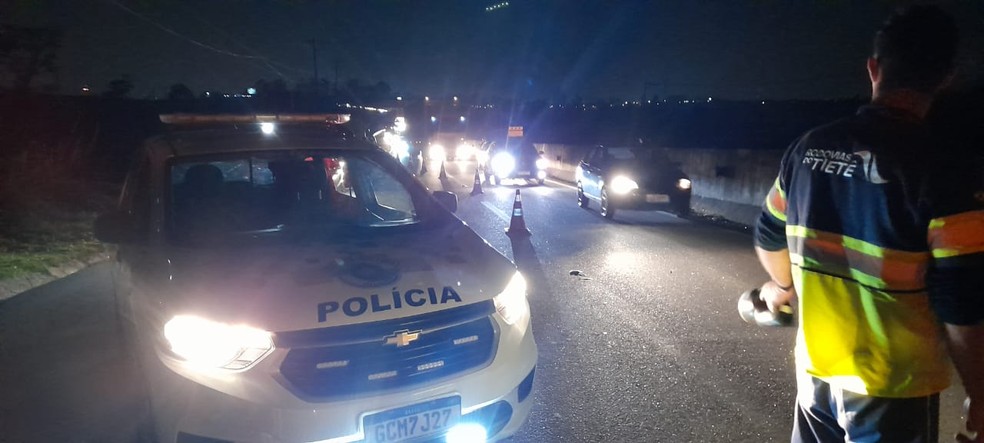 Suspeitos de tentativa de roubo a PM foram baleados e morreram ainda na rodovia SP-101, em Campinas (SP), na noite desta segunda (12) — Foto: Pedro Torres/EPTV