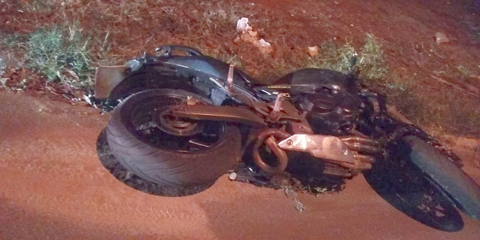 Duas pessoas morreram depois que a moto em que eles estavam colidiu com um poste em Bocaina — Foto: Arquivo pessoal