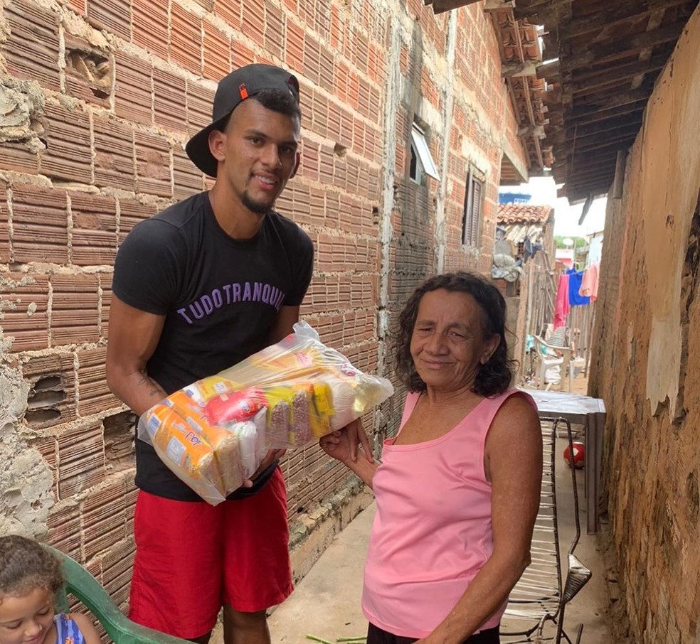 Rodrigues, do GrÃªmio, ajuda comunidade de CarnaÃºba, em Senador Georgino Avelino â€” Foto: DivulgaÃ§Ã£o
