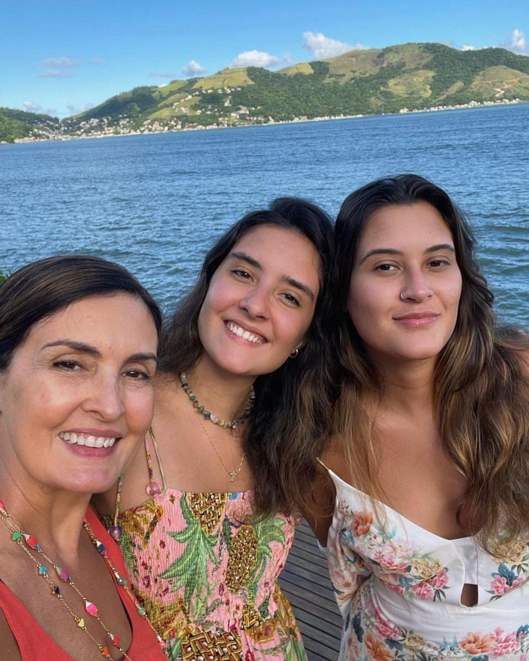 Fátima Bernardes com as filhas, Laura e Beatriz (Foto: Reprodução Instagram)