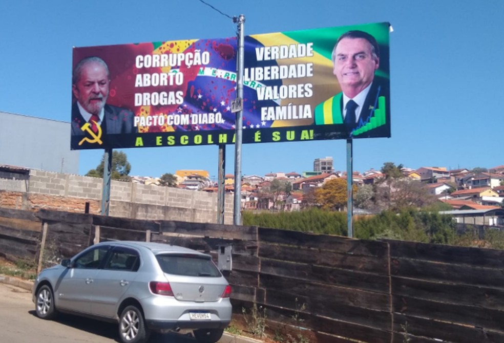 Justiça Eleitoral determina retirada de outdoors a favor de Bolsonaro por propaganda irregular em Muzambinho — Foto: Reprodução