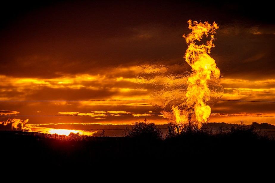 Chamas provenientes da queima de gás natural nos EUA, cujo principal componente é o metano