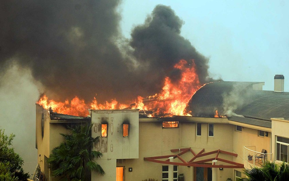 Casa perto do Lago Malibu Ã© destruÃ­das pelas chamas â Foto: Ringo H.W. Chiu / AP Photo