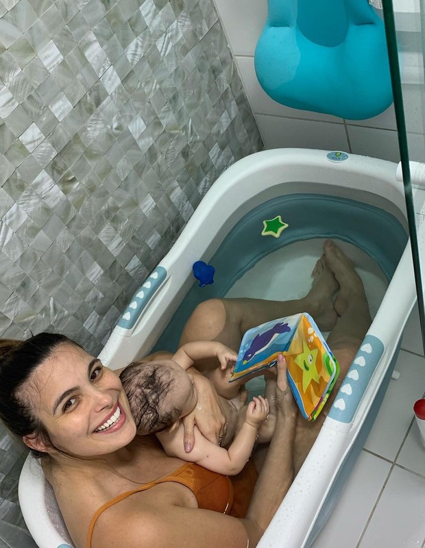 Kamilla Salgado instalou banheira no box para hora do banho do filho, Bento (Foto: Reprodução/Instagram)
