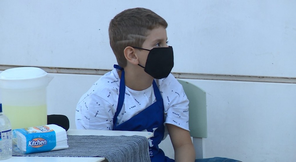 Garoto de seis anos decidiu vender sucos para ajudar hospital — Foto: Reprodução/EPTV