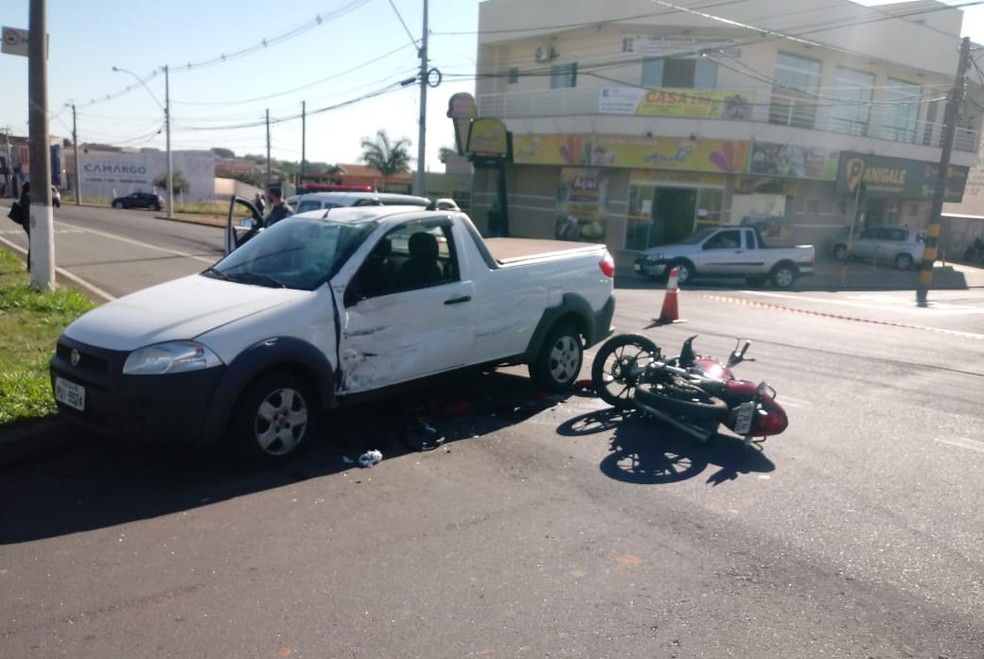 Acidente aconteceu em cruzamento do bairro Dona Regina, em Santa B&aacute;rbara d'Oeste &mdash; Foto: Nilson Ara&uacute;jo/ R&aacute;dio Brasil