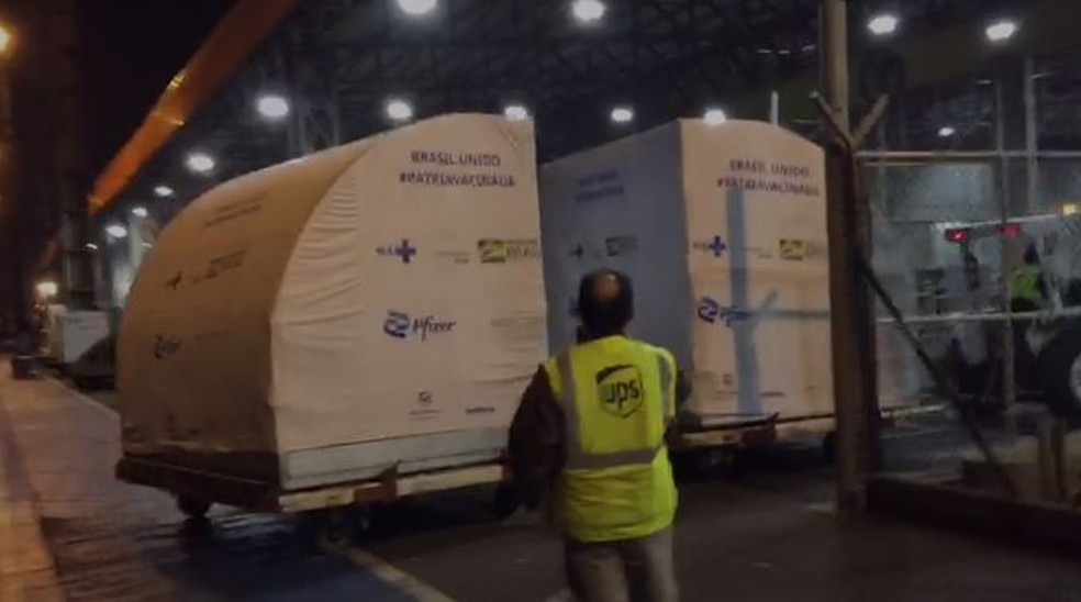 Lote de vacinas da Pfizer contra a Covid-19 é o segundo a chegar ao Brasil pelo Aeroporto de Viracopos, em Campinas (SP) — Foto: Polícia Federal