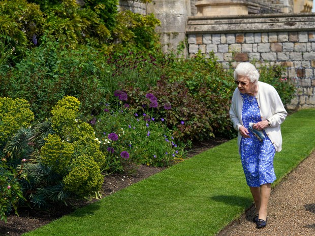 WINDSOR, ENGLAND - JUNE 09: (NO SALES) Queen Elizabeth II views a border in the gardens of Windsor Castle, where she received a Duke of Edinburgh rose, given to her by the Royal Horticultural Society on June 9, 2021 in Windsor, England. A royalty from the (Foto: Getty Images)