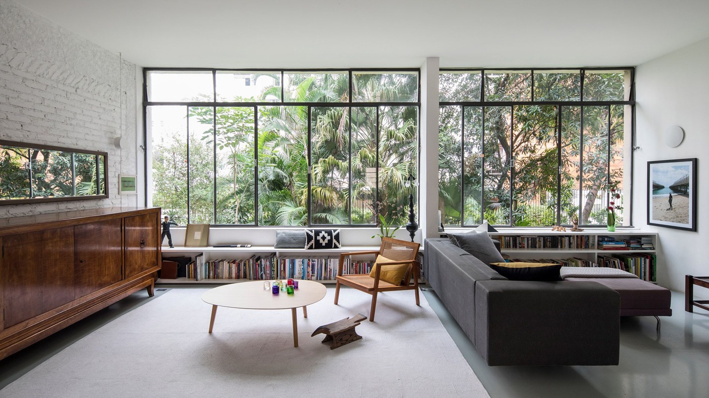 Décor do dia: janelas destacam sala de estar integrada  (Foto: Maíra Acayaba/Divulgação)
