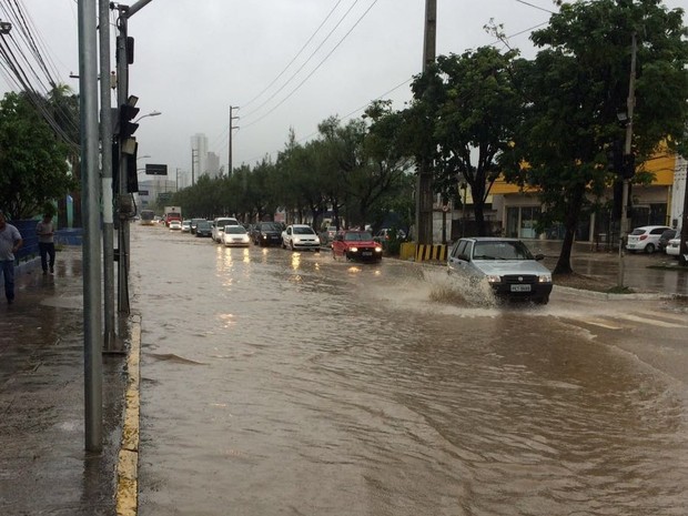 Na Avenida Abdias de Carvalho, carros de passeio têm dificuldades para passar (Foto: Dilton Bernardo Ferreira/WhatsApp)