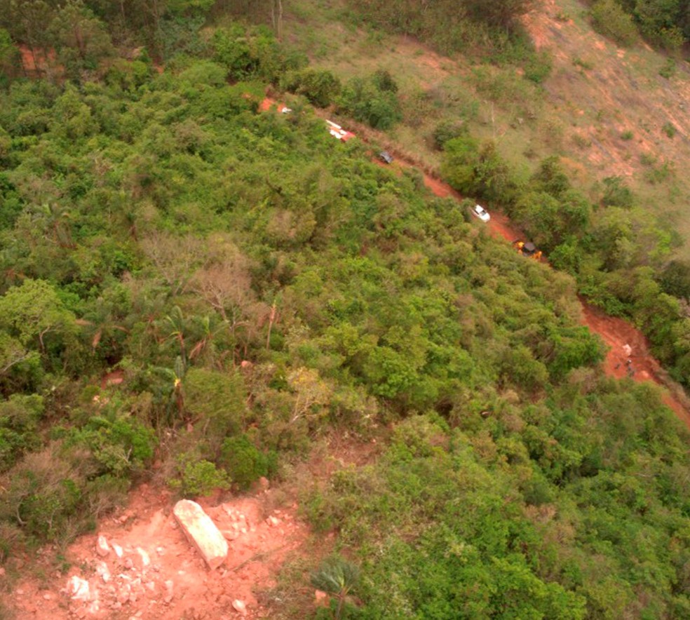 Pedras se soltam do Morro do Camelo, em Analândia, e interditam estrada rural — Foto: Prefeitura de Analândia/Divulgação