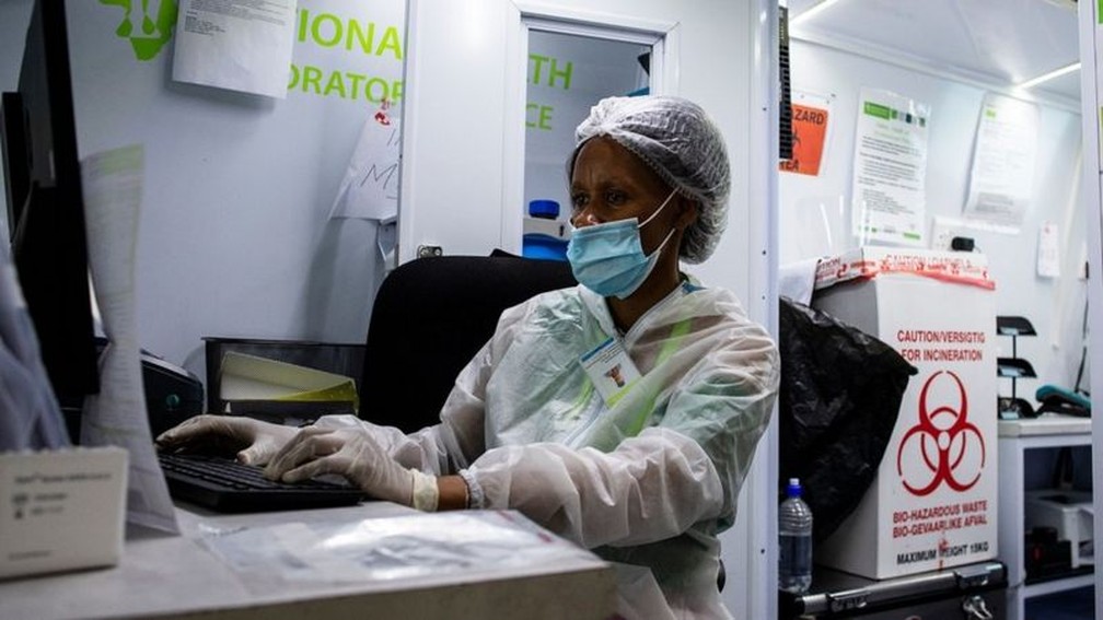 África do Sul participou de testes de vacinas em humanos, mas ainda não começou a vacinar pessoas — Foto: AFP/Via BBC