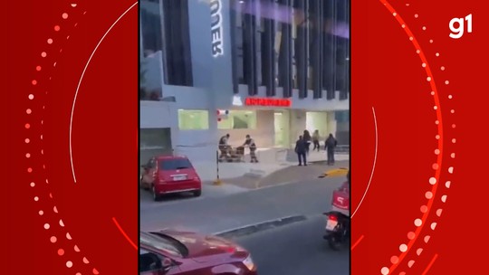 Vídeo mostra momento em que candidato baleado chega ao hospital