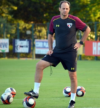 Técnico testa reservas de olho na liderança 