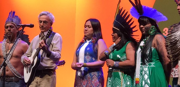 Caetano Veloso recebe índios em show (Foto: QUEM)