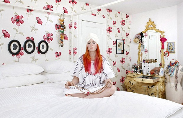 Tiffany, 30 anos, de Toronto, no Canadá, tem um quarto “zen”. A penteadeira, o manequim e o cabelo colorido da moradora revelam uma pessoa vaidosa (Foto: Gabriele Galimberti )