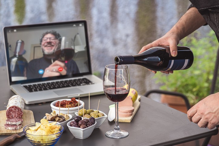 Lockdown aperitif video call party. Adult men are making a pre-meal aperitif with snacks, wine, and Italian appetizers together at home using teleconference platform apps during COVID-19 restrictions (Foto: Getty Images/iStockphoto)