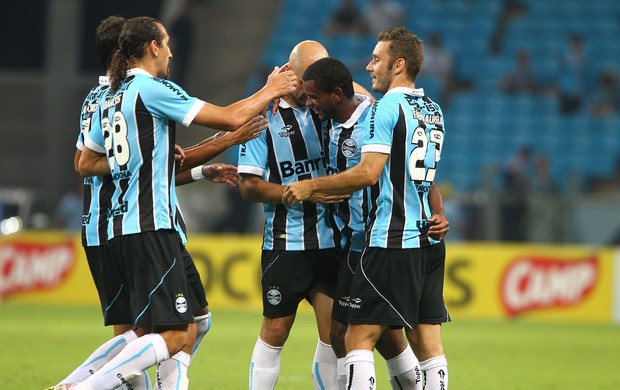 Jogadores do Grêmio comemoram gol com Fernando (Foto: Lucas Uebel / Grêmio FBPA)