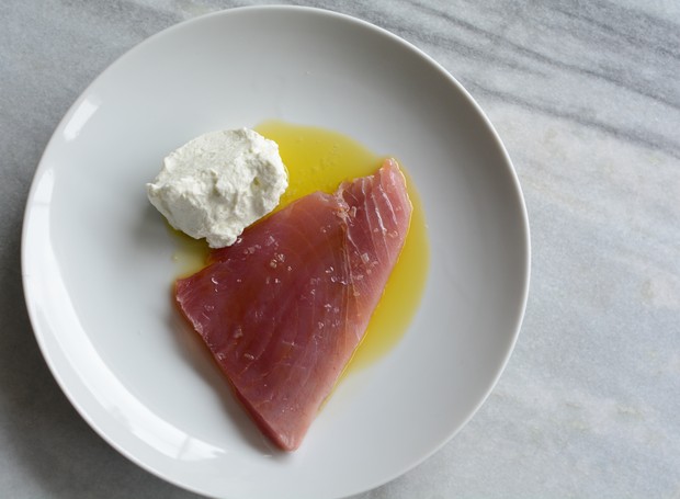 Regue o filé de atum com azeite e sirva com o creme de wasabi (Foto: Giuliana Nogueira / Divulgação)