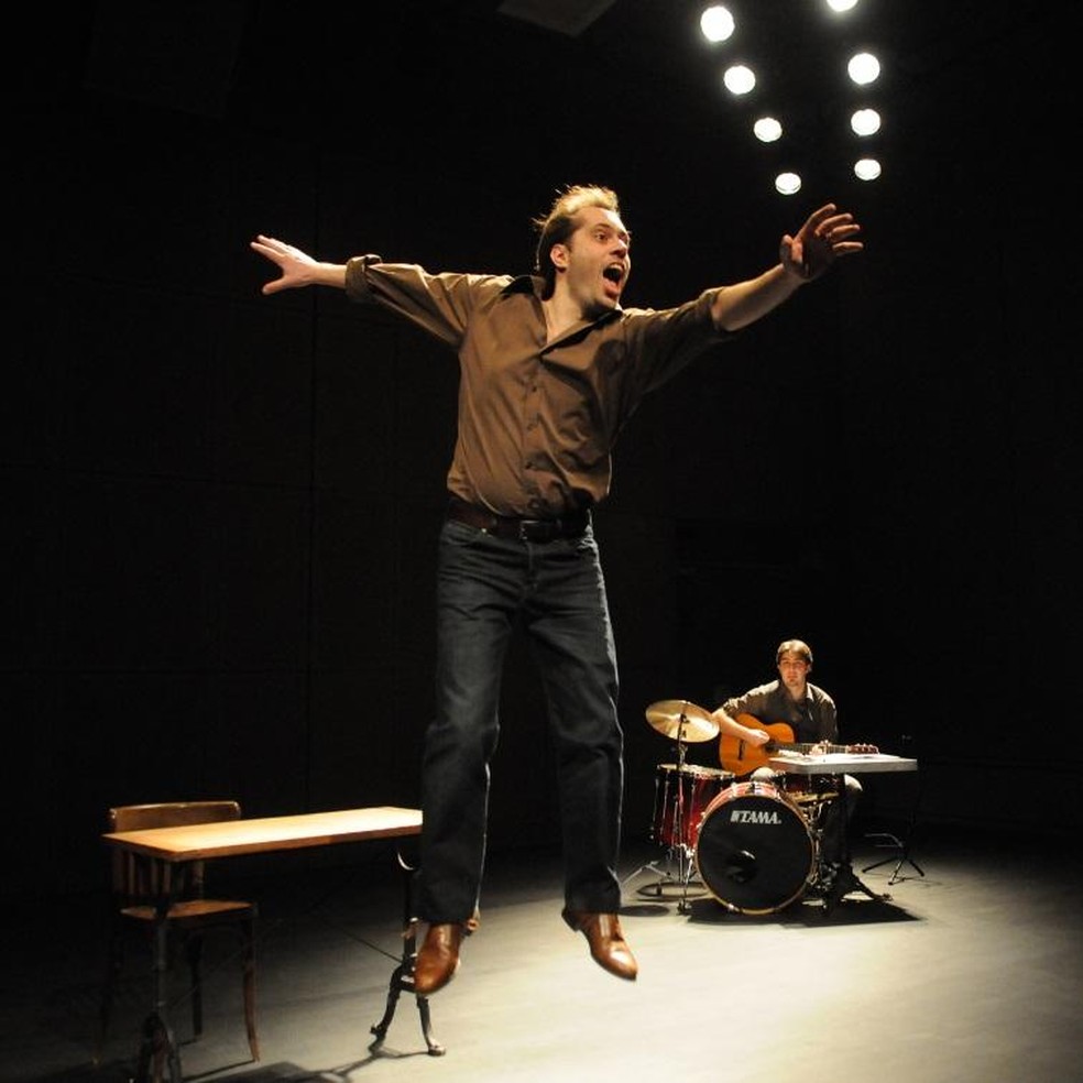 Cena do espetÃ¡culo âLouis Aragon, je me souviensâ (Louis Aragon, eu me lembro), produzido pelo ThÃ©Ã¢tre National Populaire de Villeurbanne, da FranÃ§a. â Foto: ThÃ©Ã¢tre National Populaire de Villeurbanne/DivulgaÃ§Ã£o