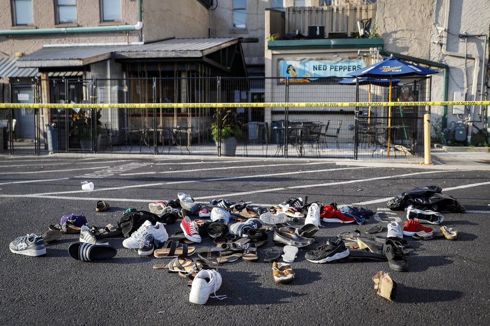Sapatos abandonados na fuga durante ataque a tiros em Dayton, nos EUA — Foto: John Minchillo/AP