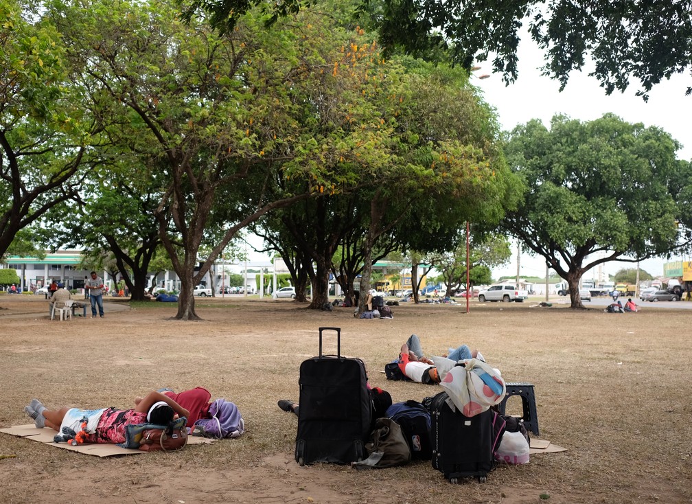 A praça Simón Bolívar, na zona Sul de Boa Vista, se tornou o refúgio de muitos venezuelanos que passam o dia o dia em busca de emprego nas ruas da capital e a noite precisam de um lugar para pernoitar (Foto: Inaê Brandão/G1 RR)