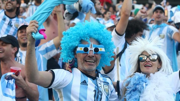Torcedores argentinos comemoram vitória da seleção no jogo contra a Suíça (Foto: Agência EFE)