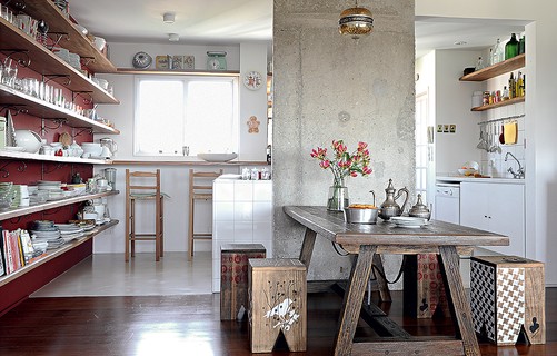 Com a retirada das paredes, que separavam a cozinha da sala de jantar, o arquiteto Carlos Verna descobriu uma coluna de concreto. O jeito foi tirar partido dela instalando a bancada com o fogão no lado voltado para a cozinha e, do outro, a mesa de madeira