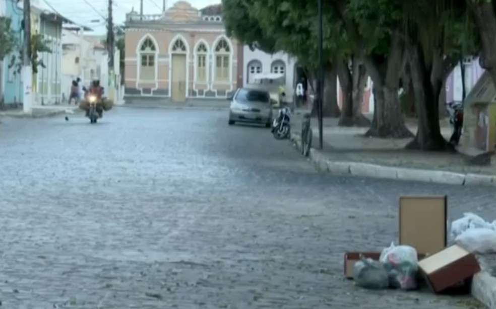 Coleta de lixo é suspensa em São Gonçalo dos Campos após a morte de agente de limpeza — Foto: Reprodução/TV Subaé