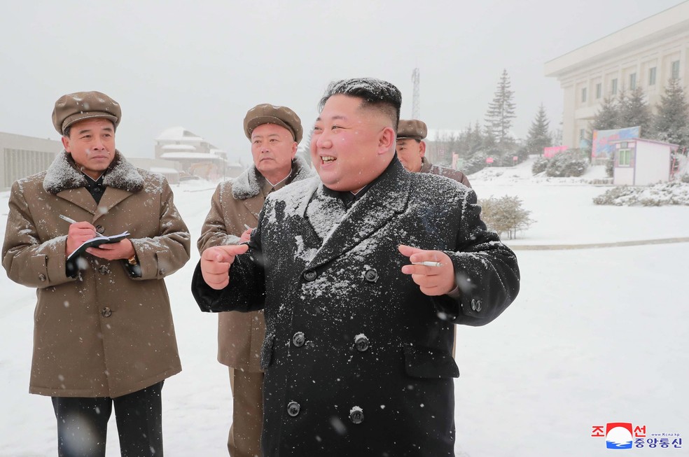 O líder norte-coreano Kim Jong-Un é visto durante inspeção em Samjiyon, em foto sem data divulgada em outubro pela Agência Central de Notícias da Coreia do Norte — Foto: KCNA/via Reuters
