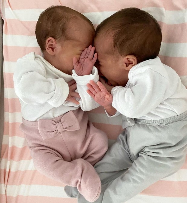 As gêmeas Sophia e Pietra em casa (Foto: Reprodução/Instagram)