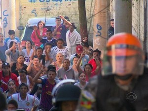 Moradores fazem caminhada e pedem paz durante manifestação em