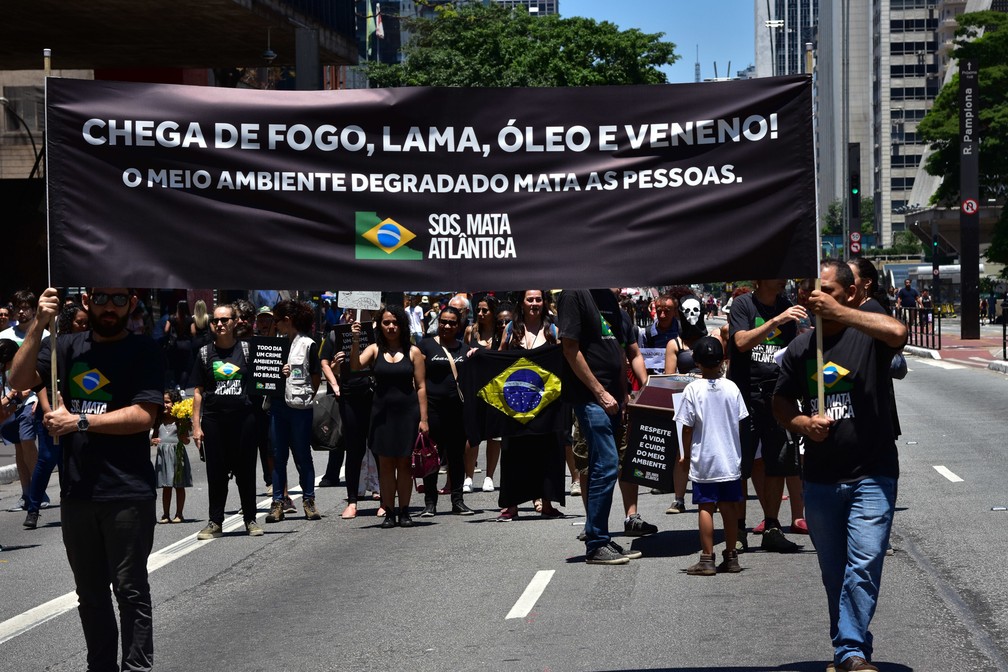 Grupo realiza o ato Finados Ambiental na Avenida Paulista, em São Paulo, em defesa do meio ambiente, neste sábado (02) — Foto: Roberto Casimiro/FotoArena via Estadão Conteúdo