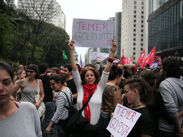 Manifestante levanta cartaz em ato contra o governo Temer na Paulista neste domingo  (Foto: Fábio Tito/G1)