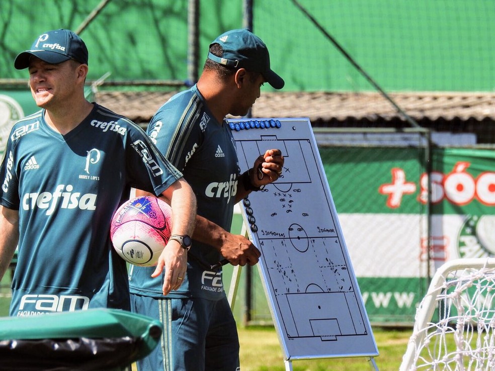Roger Machado trabalha a parte tática em treino na Academia (Foto: Diogo Venturelli)