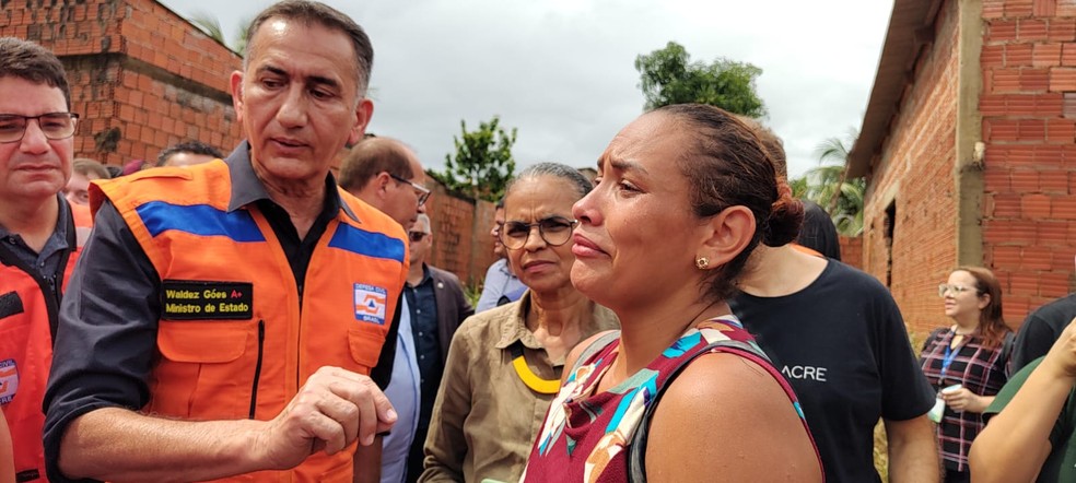 Moradores relatam prejuízos com a cheia — Foto: Aline Nascimento/g1