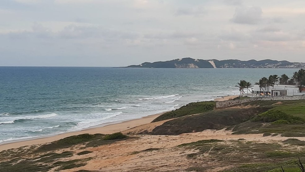 Casal estava neste trecho da praia da Via Costeira — Foto: Sérgio Henrique Santos