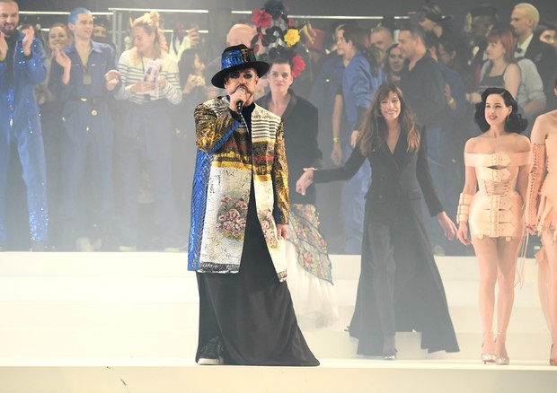 PARIS, FRANCE - JANUARY 22: Boy George performs during the Jean-Paul Gaultier Haute Couture Spring/Summer 2020 show as part of Paris Fashion Week at Theatre Du Chatelet on January 22, 2020 in Paris, France. (Photo by Pascal Le Segretain/Getty Images) (Foto: Getty Images)