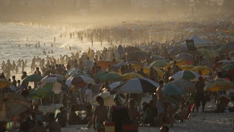 BBC No verão, muitos brasileiros viajaram e foram às praias, que registraram cenas de intensa aglomeração (Foto: Getty Images via BBC)