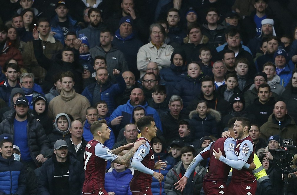 Jogadores do Aston Villa comemoram gol do argentino Buendia contra o Everton — Foto: Craig Brough/Reuters