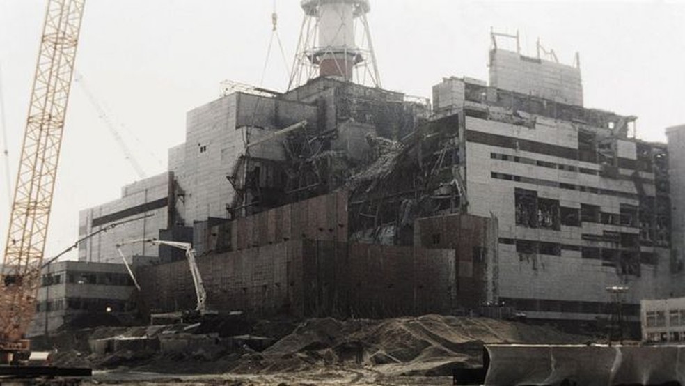 Em Chernobyl, um incêndio começou após a explosão de um reator de uma usina nuclear. — Foto: Getty Images/Via BBC