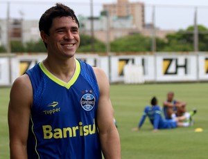 Giuliano tem evolução, mas Grêmio mantém prudência sobre retorno