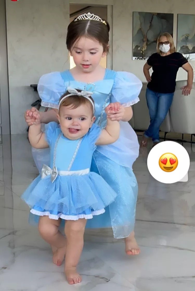 Ivy e Liz com looks inspirados na princesa Cinderela (Foto: Reprodução/Instagram)