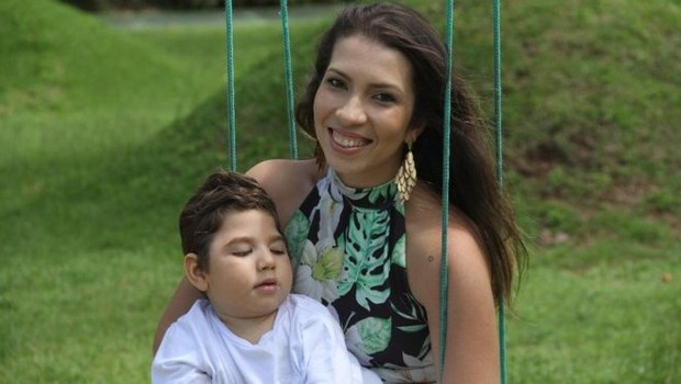 A maquiadora Débora Gabriella de Lima começou a dar óleo feito de Cannabis sativa para seu filho Cauã depois durante uma crise convulsiva aguda (Foto: ARQUIVO PESSOAL VIA BBC)